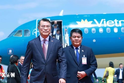 Thủ tướng Lê Minh Hưng đến thủ đô Vientiane bắt đầu thăm chính thức Lào