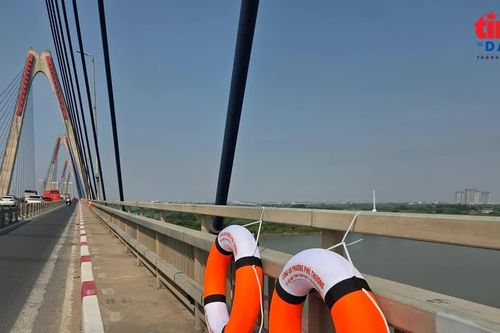 Lắp phao cứu sinh trên cầu Nhật Tân để kịp ứng cứu người gặp nạn