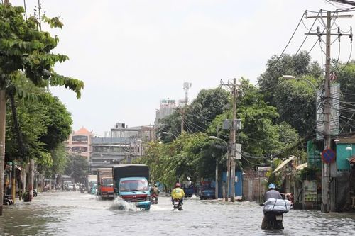 Nhiều khu vực ở TP Hồ Chí Minh vẫn ngập sâu sau mưa lớn
