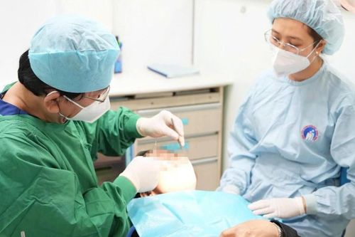 Dùng hàm giả nhiều năm, người phụ nữ 64 tuổi xuất hiện dấu hiệu 'lạ'