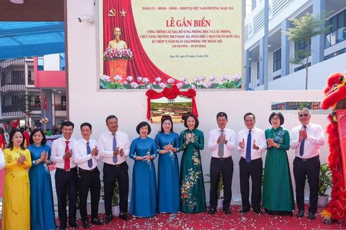 Hà Nội: Gắn biển công trình trường học chào mừng Ngày Giải phóng Thủ đô