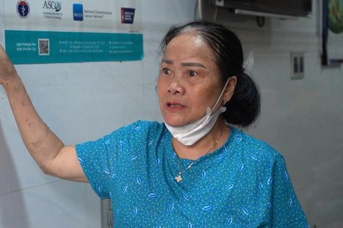 Hầm xe khu dân cư ở Tp.HCM ngập ngang cổ: 'Nước dâng cuồn cuộn như dòng sông'