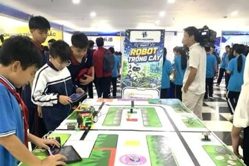 Triển lãm robot thúc đẩy ứng dụng công nghệ giải bài toán của Hà Nội