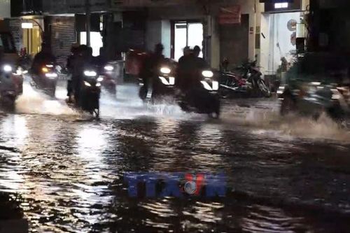 Ngập kéo dài do mưa lớn trên nhiều tuyến đường phía Bắc TP. Hồ Chí Minh