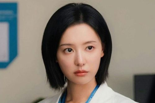 Kim Ji Won cắt tóc sau 10 năm đóng Hậu Duệ Mặt Trời, lý do gây chú ý