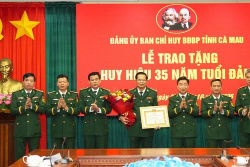 Trao Huy hiệu 35 năm tuổi Đảng cho Đại tá Nguyễn Ngọc Huệ