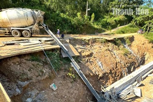 Tập trung khắc phục sạt lở tuyến đường từ Quốc lộ 217 đi Hồi Xuân