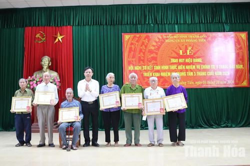 Đảng bộ xã Hoằng Tiến trao Huy hiệu Đảng cho 55 đảng viên