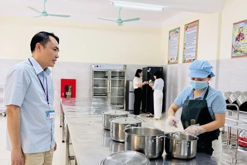 Kiểm tra an toàn thực phẩm tại các bếp ăn tập thể trường học