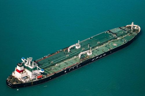 Các thuyền trưởng được trả 100.000 USD/tháng để đưa tàu dầu qua eo biển Hormuz