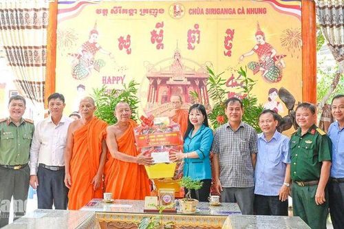Phó Bí thư Tỉnh ủy Trần Thị Thanh Hương thăm, chúc mừng đồng bào Khmer dịp Sene Đôn Ta