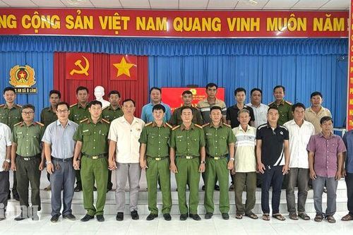 Công an xã Ô Lâm đưa bộ phận tiếp nhận thủ tục vào hoạt động