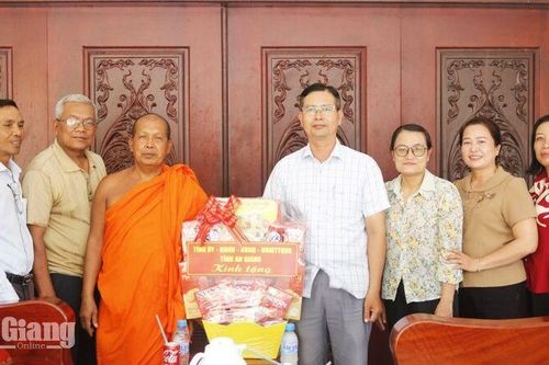 Thăm, chúc mừng đồng bào Khmer dịp Sene Đôn Ta