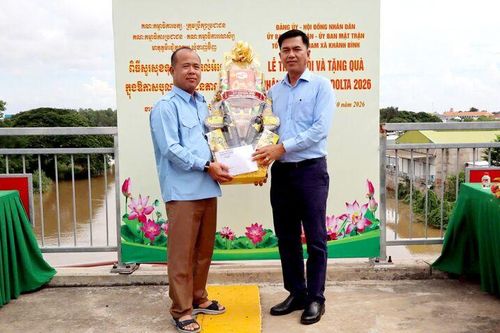 Khánh Bình thăm, tặng quà chính quyền Sampov Poun dịp Sene Đôn Ta