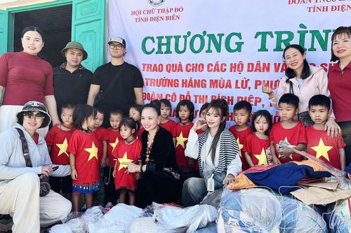Trao quà tặng học sinh và hộ dân khó khăn tại Mường Lay