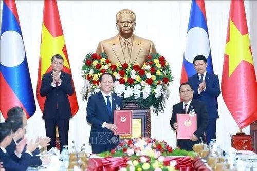 [Ảnh] Thủ tướng Lê Minh Hưng và Thủ tướng Lào Saleumxay Kommasith chứng kiến lễ trao văn kiện hợp tác