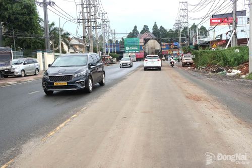 Đường Nguyễn Huệ đoạn qua phường Bình Phước đang được sửa chữa