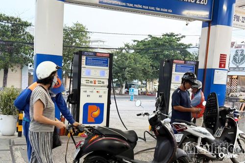 Giá xăng, dầu tăng, giảm trái chiều