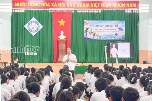 Hơn 300 học sinh được tuyên truyền về nạn tảo hôn và quyền của trẻ em gái