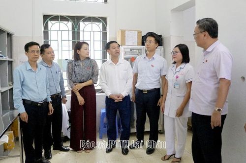 Đoàn Đại biểu Quốc hội tỉnh khảo sát hoạt động y tế cơ sở tại phường Đoàn Kết và xã Tả Lèng