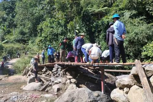 Người dân thôn Tà Moòng nhanh chóng dựng lại cầu sau mưa lũ