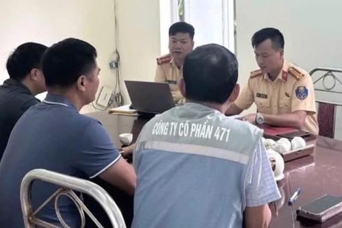 Thi công thiếu cảnh báo trên cao tốc Nội Bài - Lào Cai, một doanh nghiệp bị cảnh sát giao thông lập biên bản