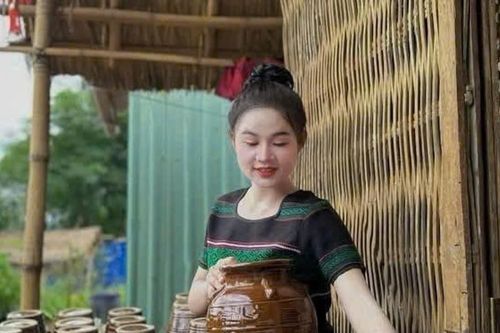 Cô gái trẻ M'nông có thu nhập ổn định từ nghề ủ rượu cần