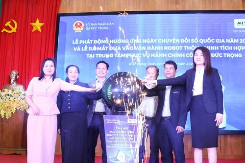 Xã Đức Trọng: Đưa Robot tích hợp AI vào phụ người dân tại Trung tâm phục vụ hành chính công