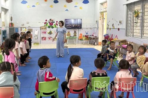 Pà Cò gian nan đưa trẻ tới trường