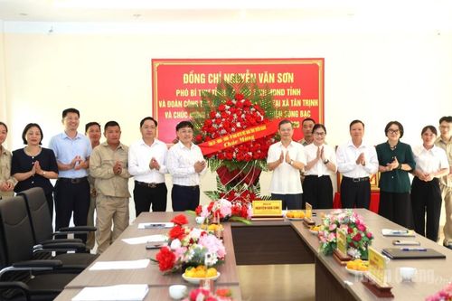 Phó Bí thư Tỉnh ủy, Chủ tịch HĐND tỉnh Nguyễn Văn Sơn thăm, chúc mừng các doanh nghiệp thủy điện