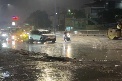 TP.HCM: Taxi công nghệ va chạm xe máy, bé trai 3 tuổi tử vong