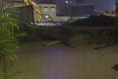 Sau mưa lớn, tường bao công trình xây dựng bị vỡ khiến bùn đất tràn vào nhà dân