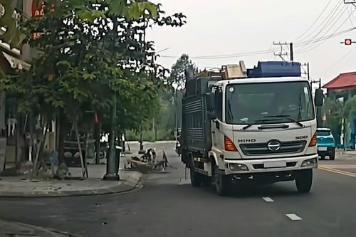 Xe chở rác húc ngã xe máy rồi bỏ đi ở TP.HCM