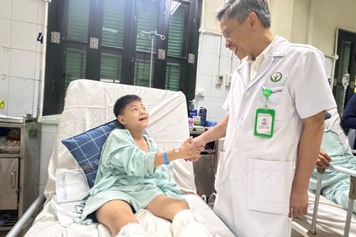 Kéo dài gân gót chân cho bé trai bị di chứng sau chấn thương sọ não
