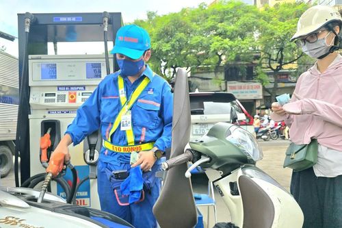 Giá xăng E10 tăng hơn 1.000 đồng/lít