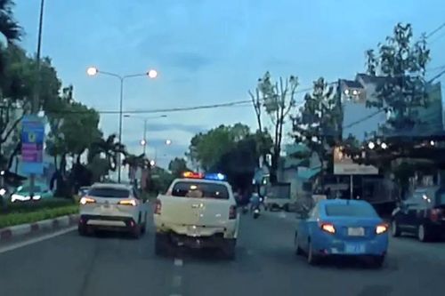 CSGT Gia Lai dùng xe chuyên dụng 'mở đường' hơn 20km đưa người bị đứt lưỡi đi cấp cứu