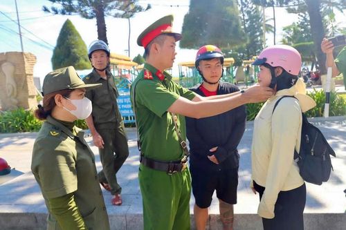 Công an Khánh Hòa tuyên truyền pháp luật, đổi mũ bảo hiểm đạt chuẩn cho người dân