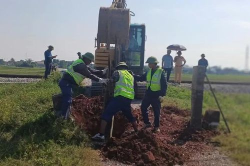 Đóng, thu hẹp 8 lối đi tự mở qua đường sắt ở Nghệ An