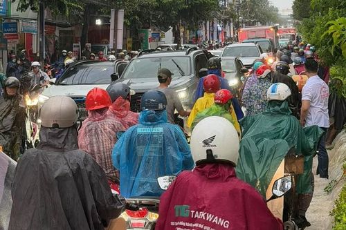 Mưa lớn nước từ hẻm đổ ra như thác, nhiều tuyến đường ở Đồng Nai bị ngập gây ùn tắc