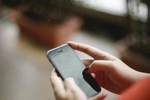 Đừng xem nhẹ cơn đau do thói quen cầm điện thoại lâu