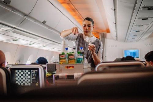 Thức uống nào nên chọn khi đi máy bay?