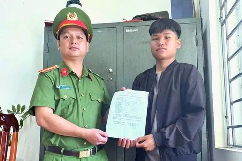 Những lá đơn từ tuổi mười tám