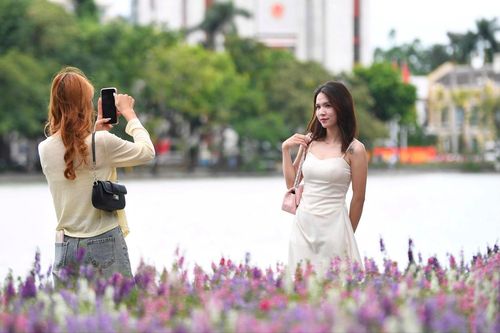 Hồ Gươm rực rỡ sắc hoa 'thay áo mới' những ngày Thu