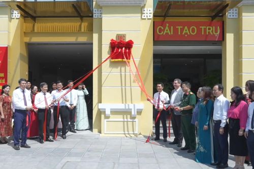 Gắn biển trụ sở làm việc tại 102 Hai Bà Trưng