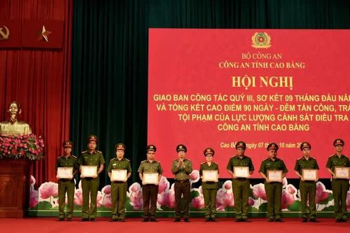 Công an tỉnh khen thưởng 11 tập thể, cá nhân trong cao điểm 90 ngày đêm tấn công, trấn áp tội phạm