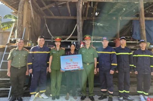 Cảnh sát phòng cháy, chữa cháy hỗ trợ 2 hộ khó khăn về nhà ở tại xã Hạnh Phúc