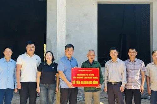 Xã Bạch Đằng trao kinh phí hỗ trợ xóa nhà tạm, nhà dột nát cho hộ nghèo