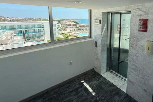 Đặt con trai 2 tuổi lên bệ cửa sổ tầng 4 để ngắm cảnh, diễn biến tiếp theo khiến người cha ân hận cả đời