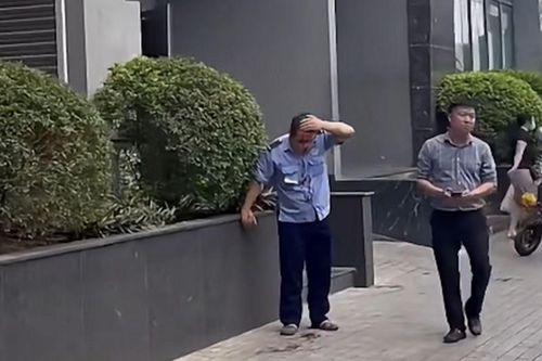 Nam bảo vệ bị thanh sắt từ tầng 3 rơi trúng đầu, nữ nhân viên tạp vụ liên quan thế nào?
