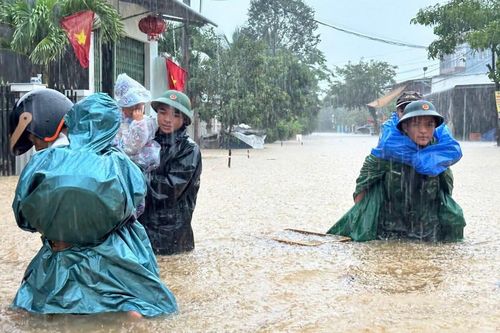 Đà Nẵng mưa trắng trời, nhiều nơi ngập sâu, giao thông chia cắt